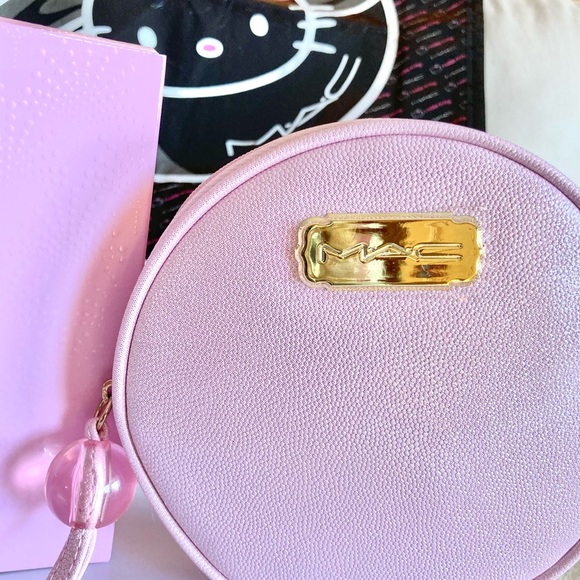 💄HP!💄LAST ONE! MAC Indulgent Glow Face Kit - Picture 9 of 14